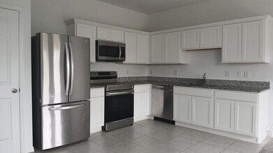 421 Madison Dr in Davenport, FL - Foto de edificio - Building Photo