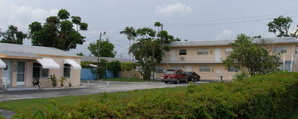 Lincoln Villa Apartments in Hollywood, FL - Building Photo - Building Photo