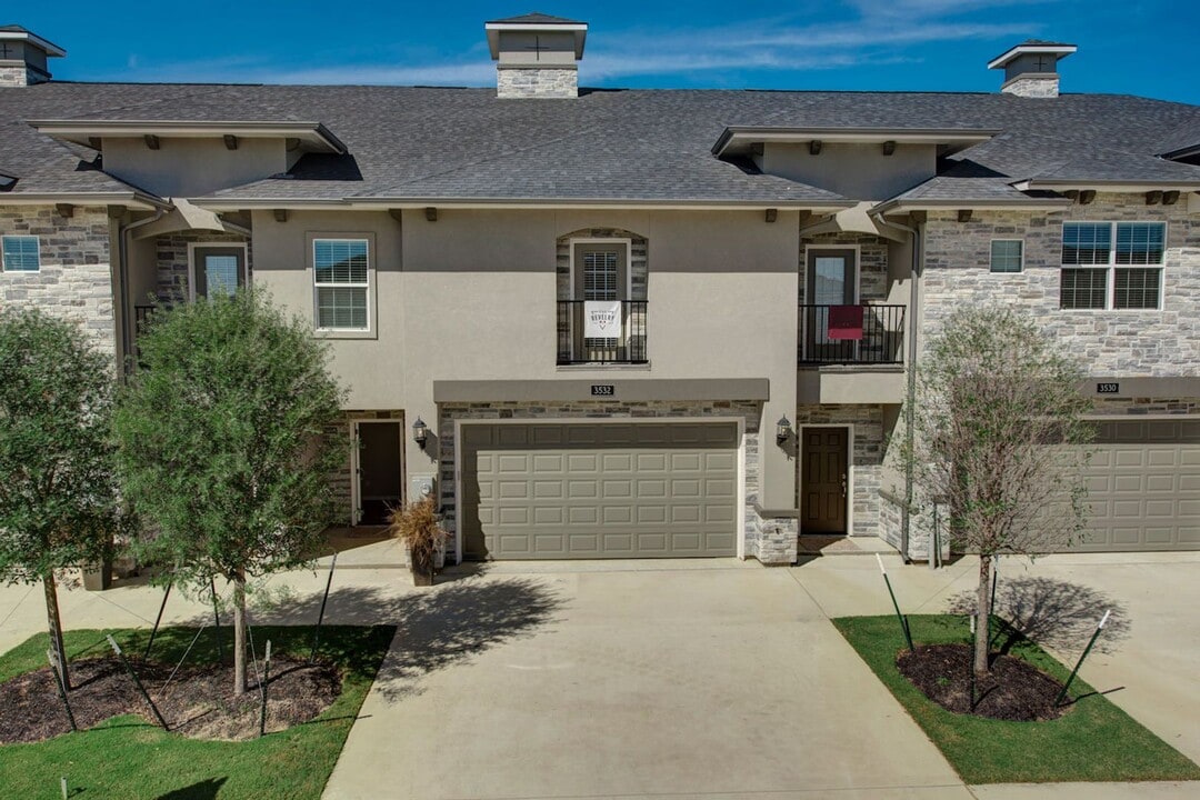 AUGUST PRE-LEASE! Modern 4 Bed, 4.5 Bath T in College Station, TX - Building Photo