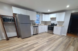 1458 N Main St in Winterport, ME - Foto de edificio - Building Photo