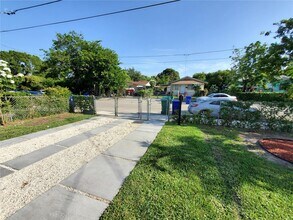 70 NW 33rd St in Miami, FL - Building Photo - Building Photo