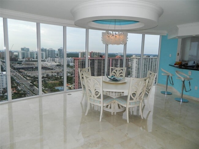 17555 Collins Ave in Sunny Isles Beach, FL - Foto de edificio - Building Photo