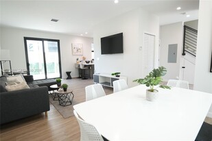 211 SE 4th St in Hallandale Beach, FL - Building Photo