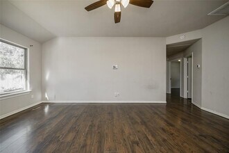 10685 Royal Cavins Dr in Conroe, TX - Building Photo - Building Photo