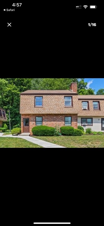18 Homestead Ln in Brookfield, CT - Building Photo