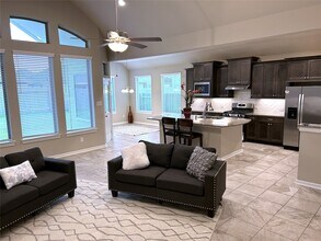 8426 Bay Orchard Dr in Baytown, TX - Foto de edificio - Building Photo