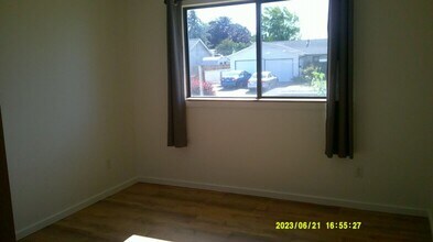 2169 SE Madison St in Albany, OR - Building Photo - Building Photo
