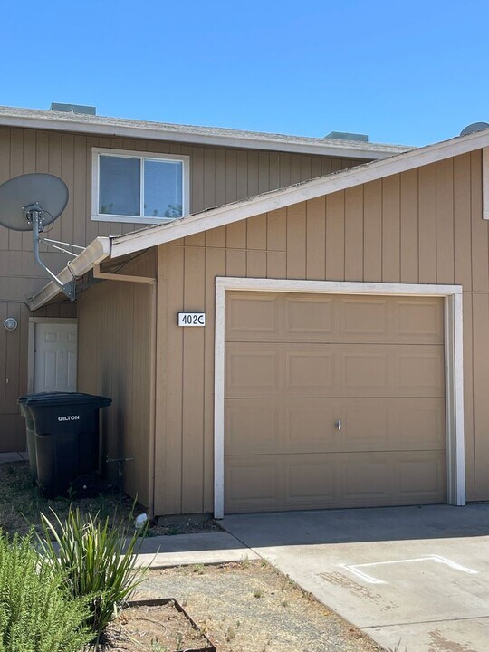 402 S 2nd Ave in Oakdale, CA - Building Photo