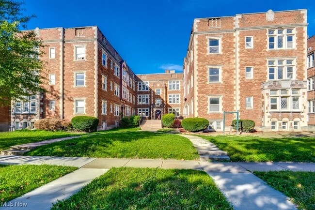 2828 S Moreland Blvd in Cleveland, OH - Building Photo - Building Photo