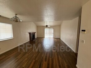 8012 Parkgate Way in Sacramento, CA - Building Photo - Building Photo
