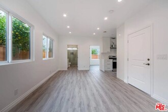 1350 Western Ave in Glendale, CA - Foto de edificio - Building Photo