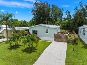 8011 SE Skylark Ave in Hobe Sound, FL - Foto de edificio - Building Photo