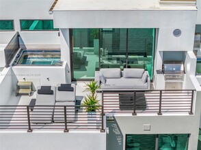 4009 NE 167th St in North Miami Beach, FL - Foto de edificio - Building Photo