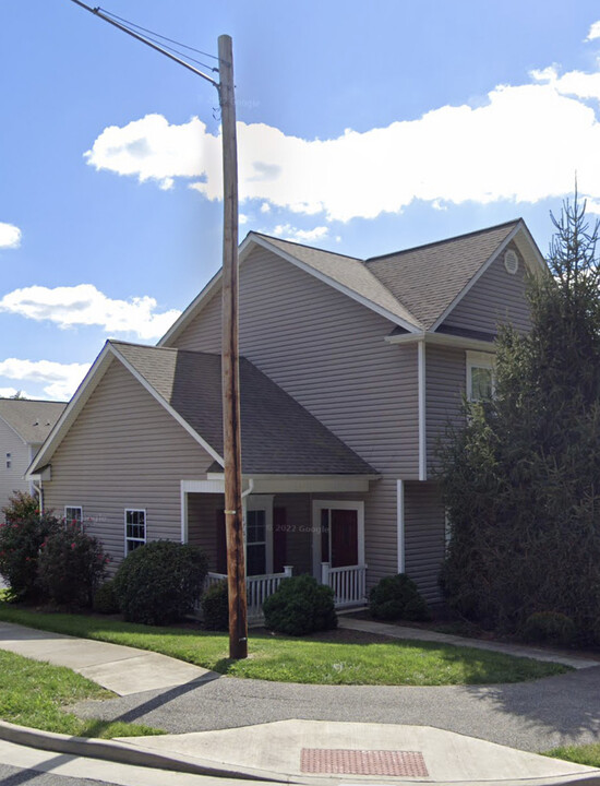 1733 Aden Ln in Blacksburg, VA - Foto de edificio