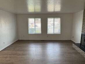 3056 Jason Wy in Medford, OR - Foto de edificio - Building Photo