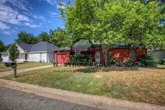 620 Harrison Ln in Hurst, TX - Foto de edificio - Building Photo