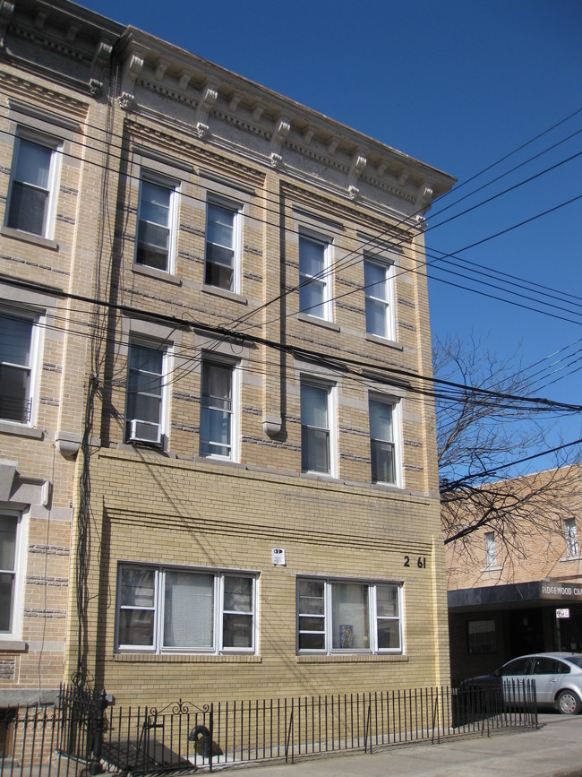 660 Grandview Ave in Ridgewood, NY - Building Photo - Building Photo