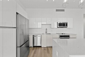 101 Diplomat Pkwy, Unit 2002 in Hallandale Beach, FL - Building Photo - Building Photo