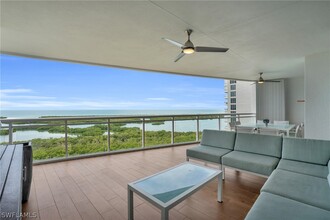 13915 Old Coast Rd in Naples, FL - Foto de edificio - Building Photo