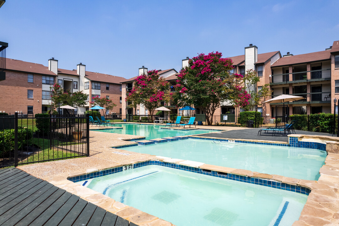 Brook Meadow Village in Austin, TX - Foto de edificio