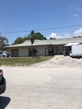 1505-1515 Memoli Ln in Ft. Myers, FL - Building Photo - Building Photo