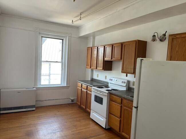 28 Main St, Unit 28 Main #2 in Waterville, ME - Foto de edificio - Building Photo