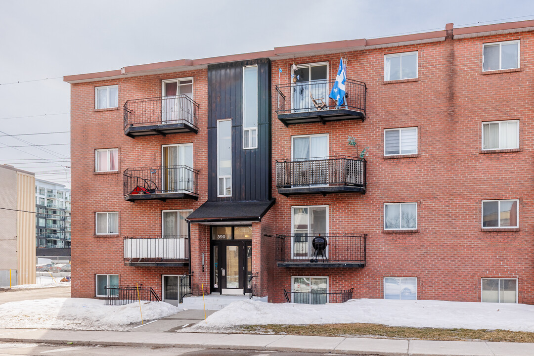 390 Ampère Av in Laval, QC - Building Photo