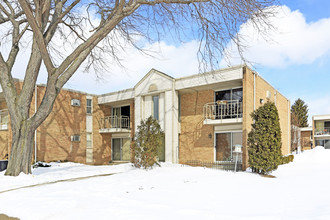 Sylvan Lake Condos in Keego Harbor, MI - Foto de edificio - Building Photo