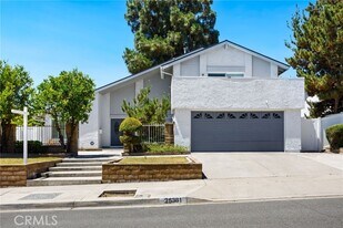 25381 MacKenzie St in Laguna Hills, CA - Building Photo