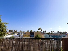 1890 S Cochran Ave, Unit 1890 S Cochran Ave Apt 13 in Los Angeles, CA - Foto de edificio - Building Photo