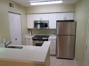 550 S Park Rd, Unit 815 in Hollywood, FL - Foto de edificio - Building Photo