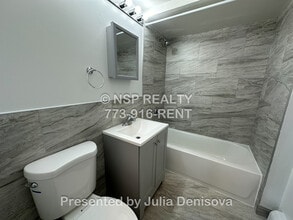 1653 Oakwood Ave, Unit 2B in Des Plaines, IL - Building Photo - Building Photo