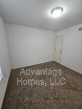 801 Johnson Cir in Pleasant Hill, MO - Foto de edificio - Building Photo
