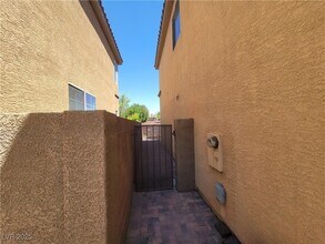 8252 Settlers Inn Ct in Las Vegas, NV - Building Photo - Building Photo