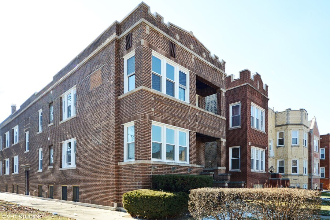 4101 W Barry Ave in Chicago, IL - Building Photo
