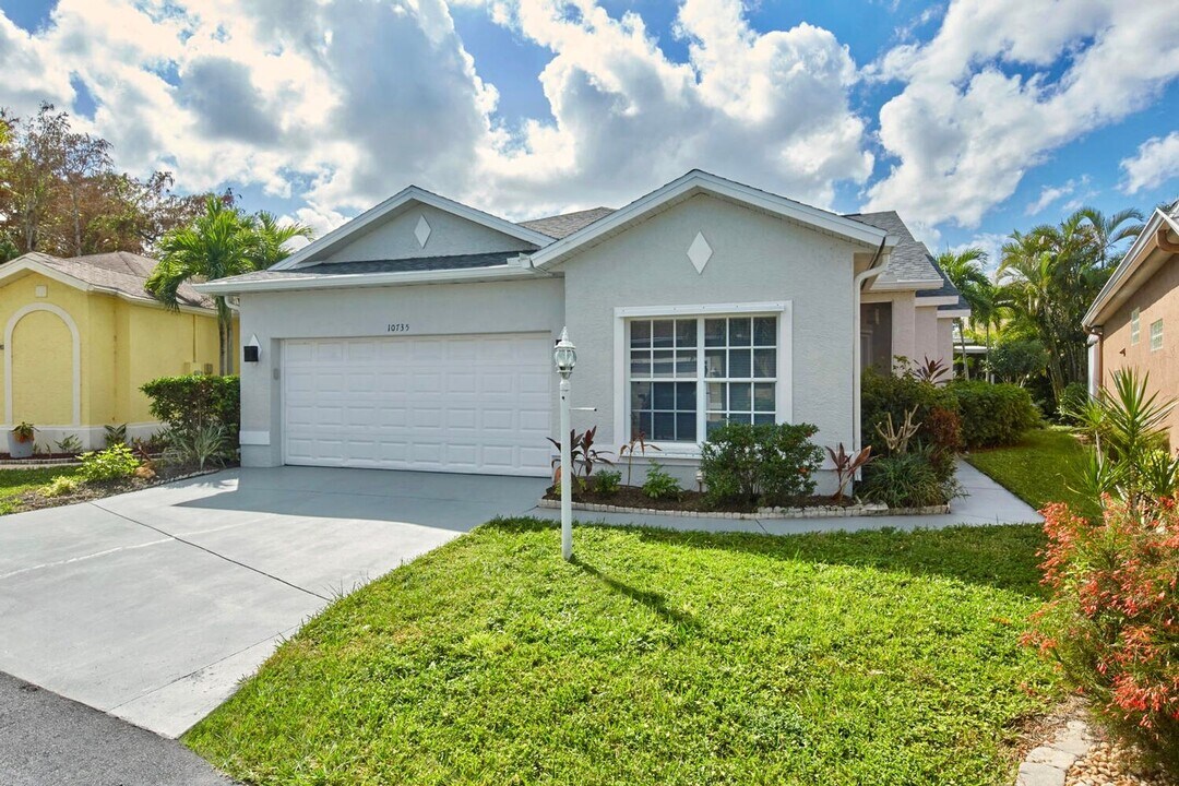 10735 Maui Cir in Estero, FL - Building Photo