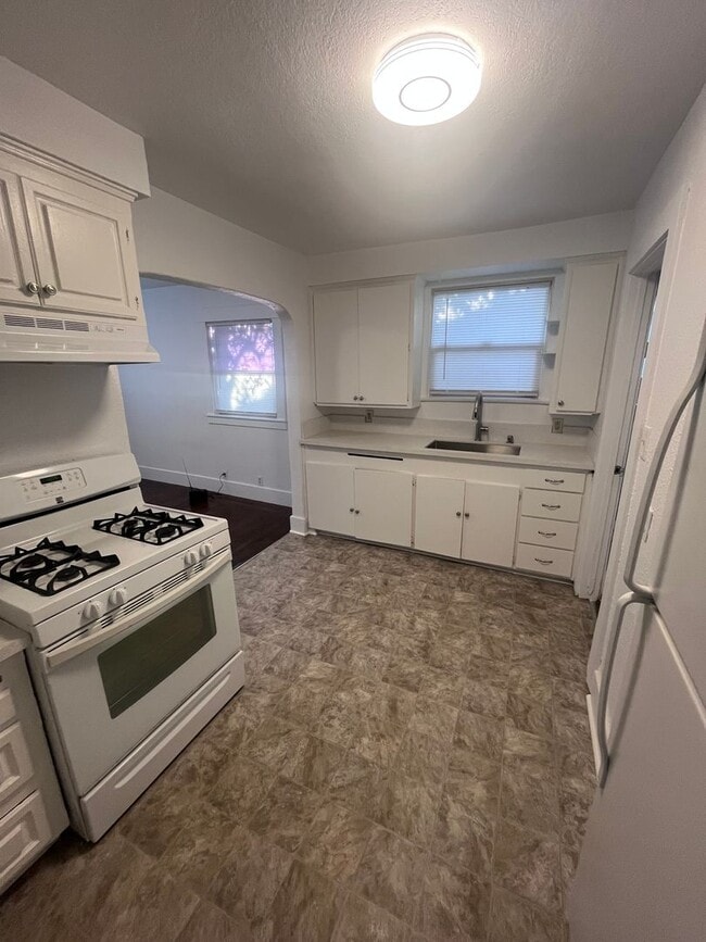 1933 El Monte Ave in Sacramento, CA - Building Photo - Building Photo