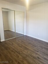 230 Mission Newport Ln in Las Vegas, NV - Foto de edificio - Building Photo