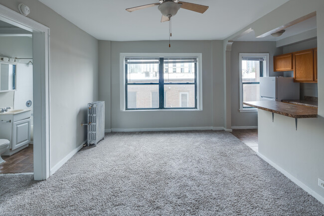 Plaisance Apartments in Chicago, IL - Building Photo - Interior Photo