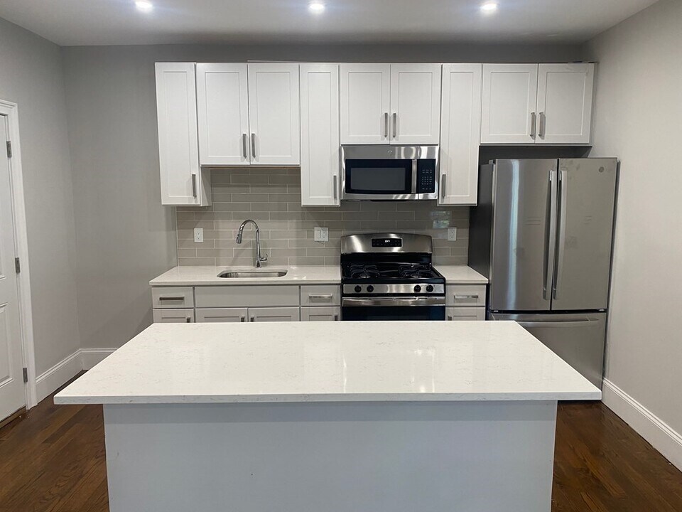 21 Mount Vernon St, Unit 3 in Boston, MA - Building Photo