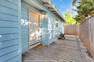 6912 SW 104th Ave in Beaverton, OR - Building Photo