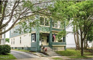 2 Woodrow Ct in Troy, NY - Building Photo