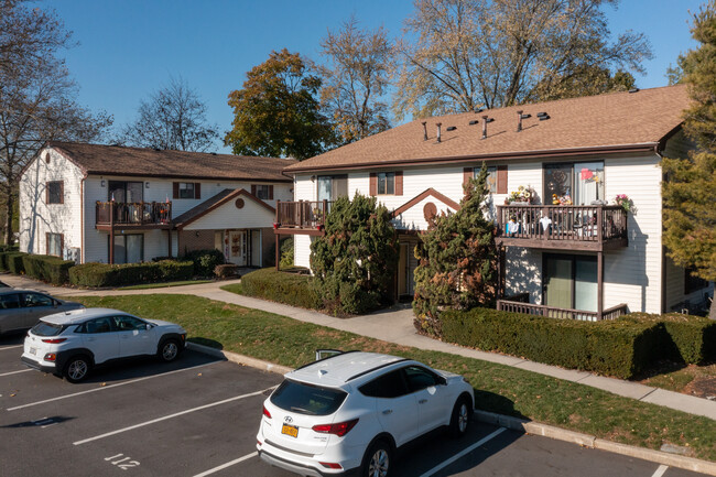 Polo Club in Amityville, NY - Building Photo - Building Photo