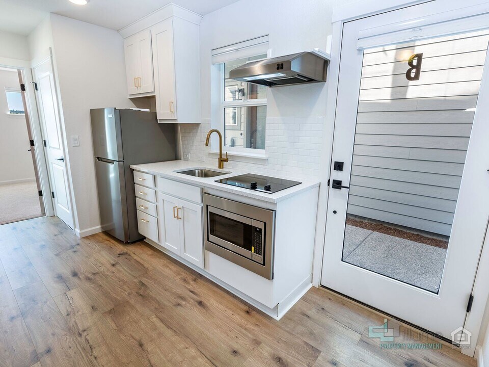 8331 SE Kinnaman St-Unit -Unit B in Hillsboro, OR - Building Photo