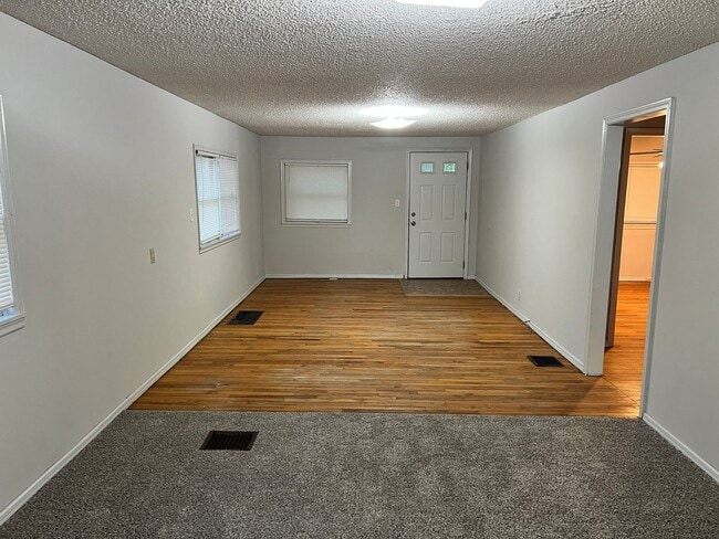 15301 E Mayes Rd in Independence, MO - Building Photo - Building Photo