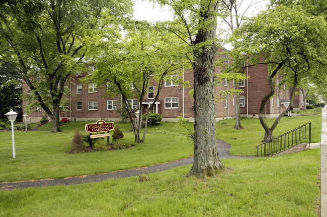 Cedar Lane Gardens in Teaneck, NJ - Foto de edificio - Building Photo