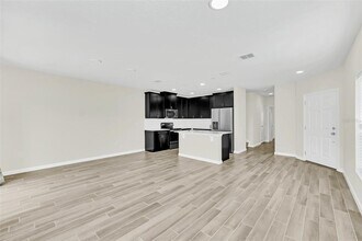 2806 Narcoossee Cmns Wy in St. Cloud, FL - Building Photo - Building Photo