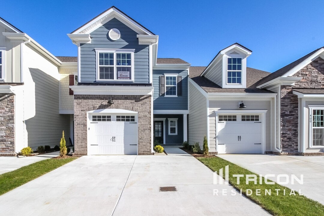 404 Birr Dr in Spring Hill, TN - Building Photo