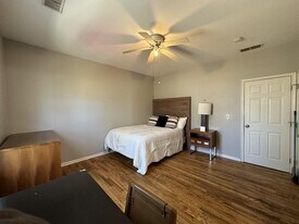 1070 Mayson Turner Rd NW in Atlanta, GA - Building Photo