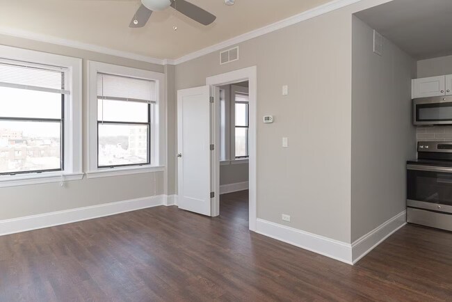 827 W Lakeside Pl, Unit 704 in Chicago, IL - Building Photo - Building Photo